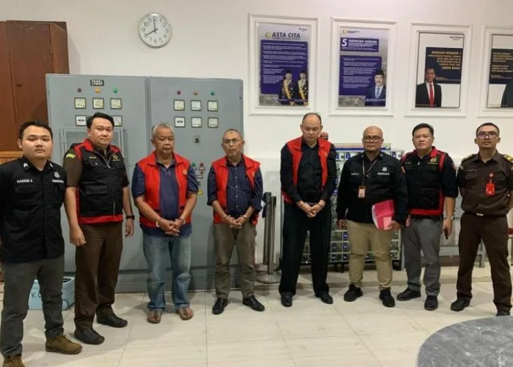 Kejaksaan Tinggi (Kejati) Jawa Barat menahan Kepala Dinas Pemuda dan Olahraga (Dispora) Kota Bandung, Eddy Marwoto (EM) dengan tiga tersangka lainnya terkait dugaan korupsi dana hibah Kwartir Cabang (Kwarcab) Gerakan Pramuka di Kota Bandung, Jawa Barat, Jumat, 13 Juni 2025. (Antara)