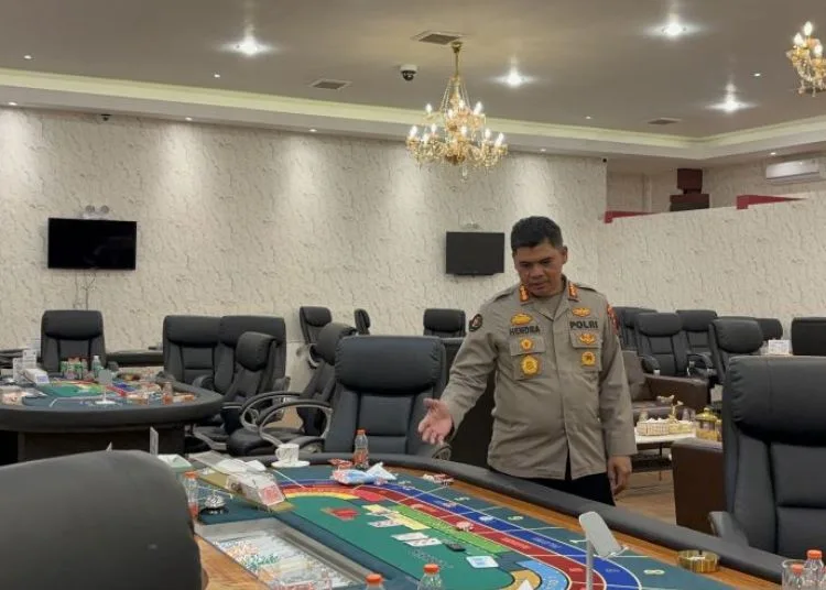 Kepala Bidang Humas Polda Jabar, Kombes Pol Hendra Rochmawan saat memberikan keterangan di lokasi perjudian kasino di Kota Bandung, Jawa Barat, Selasa, 17 Juni 2025. (Antara)