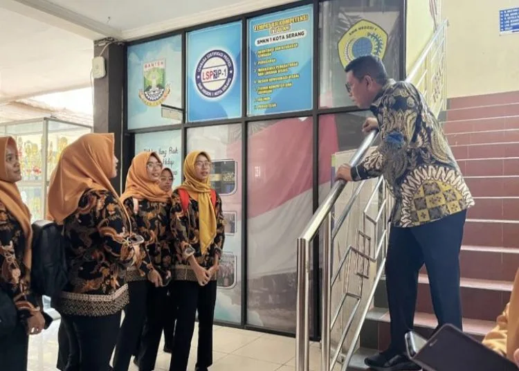 Gubernur Banten Andra Soni meninjau SPMB di SMKN 1 Kota Serang, Senin, 16 Juni 2025. (Antara)