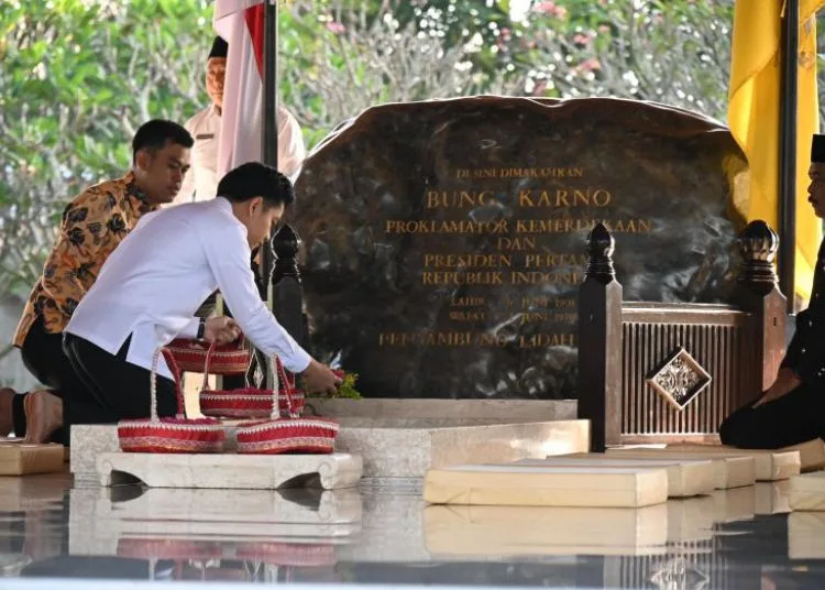 Wakil Presiden (Wapres) Gibran Rakabuming Raka saat ziarah di makam Presiden pertama RI Soekarno di Kota Blitar, Jawa Timur, Rabu, 18 Juni 2025. (Antara)