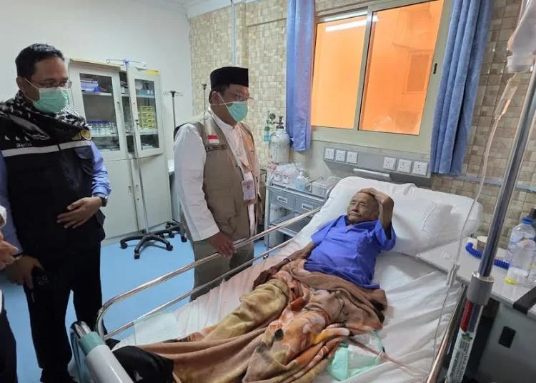 Wakil Ketua Komisi VIII DPR RI, Abdul Wachid saat menjenguk jemaah haji Indonesia yang sakit. (Dok. for Lingkar.news)