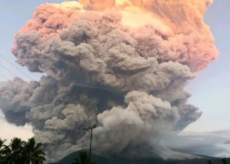 Gunung Lewotobi Laki-Laki di Kabupaten Flores Timur (Flotim), Nusa Tenggara Timur (NTT), erupsi dengan tinggi kolom abu teramati kurang lebih 10.000 meter di atas puncak atau kurang lebih 11.584 meter di atas permukaan laut, Selasa, 17 Juni 2025 pukul 17:35 WITA. (Antara)