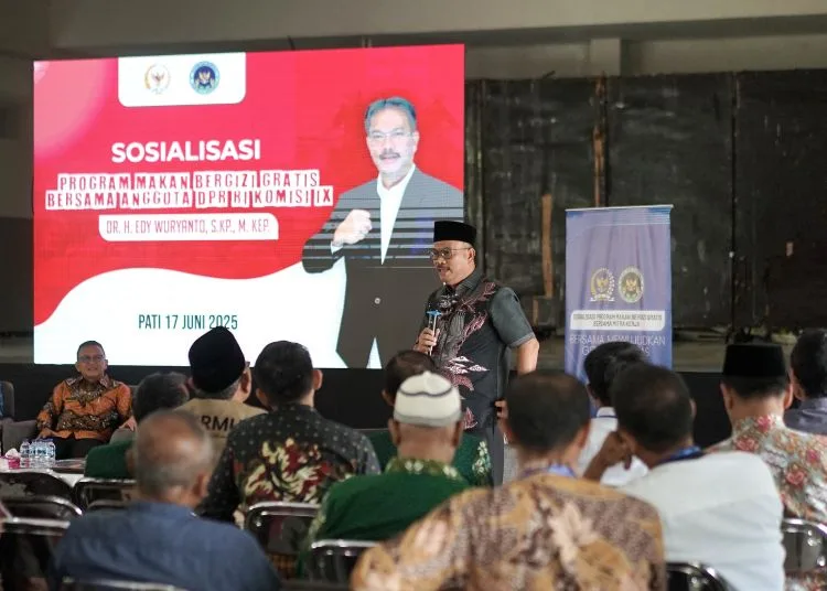 Anggota Komisi IX DPR RI, Edy Wuryanto memberikan sosialisasi terkait program Makan Bergizi Gratis (MBG) yang digelar bersama Badan Gizi Nasional (BGN) di Gedung Korpri, Kabupaten Pati, pada Selasa, 17 Juni 2025.(Nailin RA/Lingkar.news)
