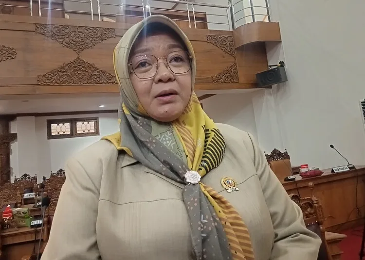 Anggota Komisi D Dewan Perwakilan Rakyat Daerah (DPRD) Kabupaten Pati, Endah Sri Wahyuningati, saat diwawancarai di ruang rapat paripurna dewan setempat pada Rabu, 18 Juni 2025. (Setyo Nugroho/Lingkar.news)