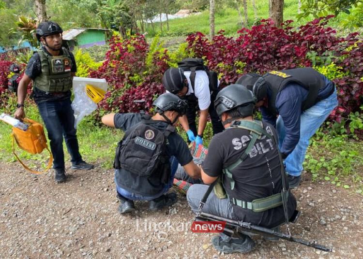Tim gabungan dari Satgas Damai Cartenz dan Polres Jayawijaya saat mengevakuasi pekerja bangunan yang menjadi korban penembakan KKB di Kampung Kwantapo, Distrik Asotipo, Kabupaten Jayawijaya, Papua Pegunungan, pada Rabu, 4 Juni 2025. (ANTARA/Lingkar.news)