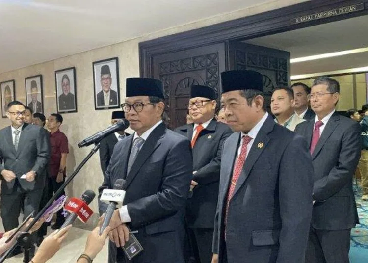 Gubernur DKI Jakarta Pramono Anung saat memberi keteragnan kepada awak media usai rapat di Gedung DPRD Jakarta pada Rabu, 18 Juni 2025. (Ceppy Febrinika Bachtiar/Lingkar.news)