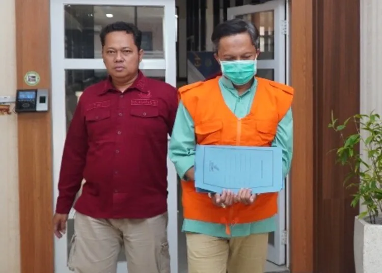 Eks Penjabat (Pj) Bupati Cilacap, AM, digiring usai menjalani pemeriksaan di Kejaksaan Tinggi Jawa Tengah, Semarang, pada Rabu, 18 Juni 2025. (Dok. Kejati Jateng/Lingkar.news)