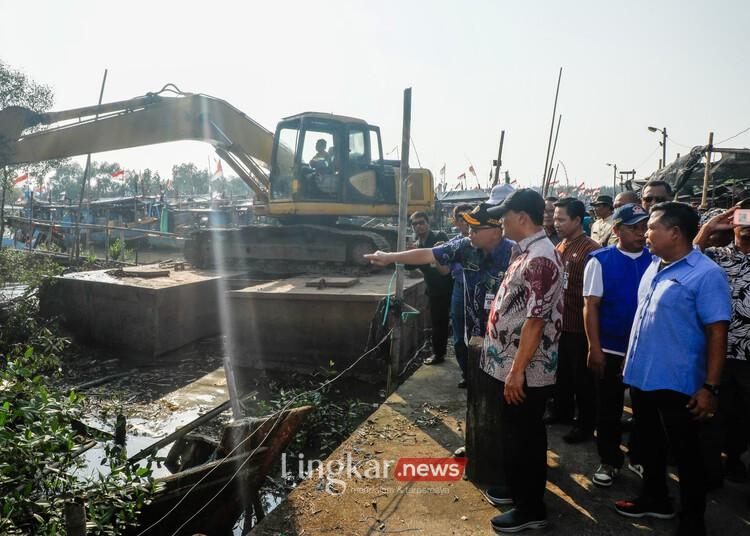 Gubernur Jawa Tengah Ahmad Luthfi mengecek proyek pengerukan muara dan dermaga Pelabuhan Perikanan Pantai (PPP) Desa Asemdoyong, Kecamatan Taman, Kabupaten Pemalang, Kamis, 5 Juni 2025. (Dok. Pemprov Jateng/Lingkar.news)