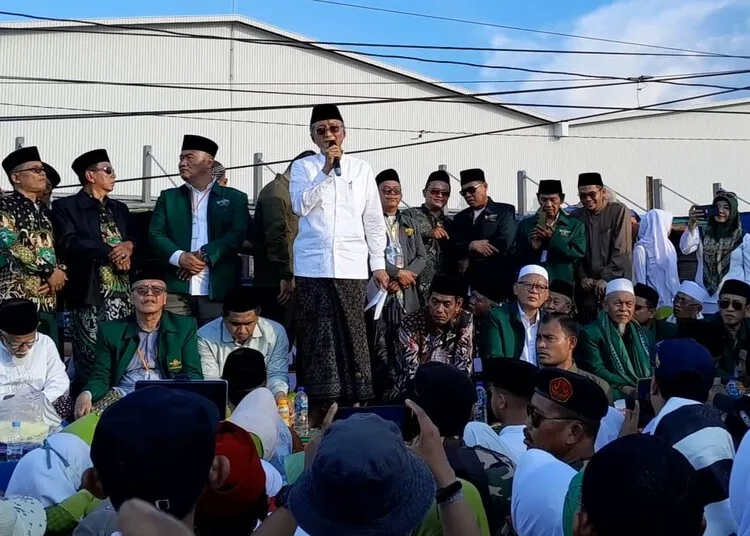 Menteri Pekerjaan Umum, Dody Hanggodo, saat menghadiri istighosah kemanusiaan di Jalan Pantura Sayung, Kabupaten Demak, pada Minggu, 15 Juni 2025. (M. Burhanuddin Aslam/Lingkar.news)