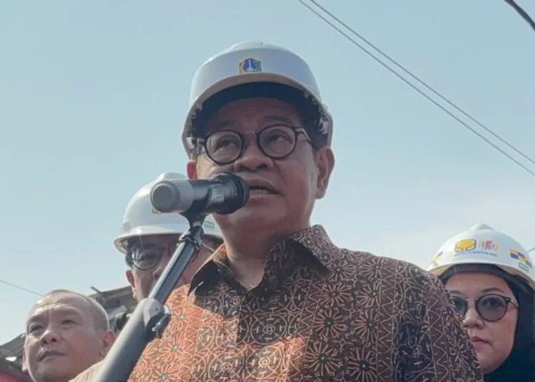Gubernur DKI Jakarta Pramono Anung Wibowo saat dijumpai usai meninjau lokasi pembangunan tanggul mitigasi banjir rob di Muara Angke, Jakarta Utara, Kamis, 12 Januari 2025. (ANTARA/Lingkar.news)
