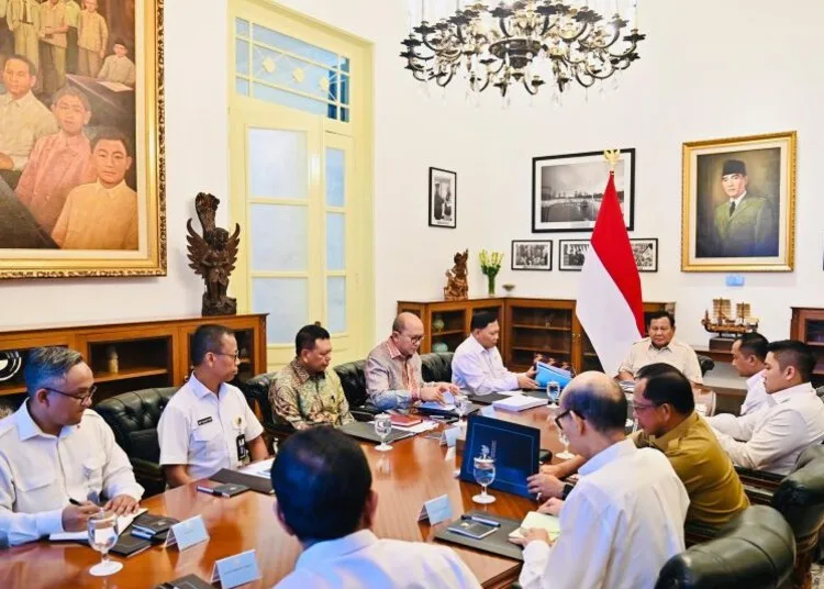 Presiden Prabowo Subianto memimpin rapat terbatas membahas pembangunan tanggul laut raksasa bersama sejumlah menteri di Istana Merdeka, Jakarta, Selasa, 6 Juni 2025. (ANTARA/Lingkar.news)