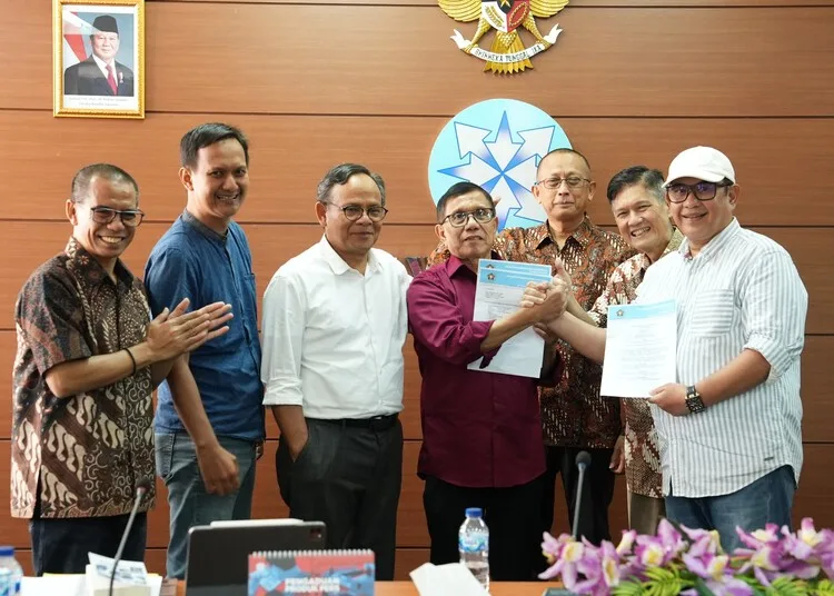 Ketua Umum PWI Kongres Luar Biasa Jakarta Zulmansyah Sekedang (paling kanan) berjabat tangan dengan Ketua Umum PWI Kongres Bandung Hendry Ch Bangun (keempat dari kiri) setelah menandatangani SK Panitia Bersama Kongres Persatuan PWI di Gedung Dewan Pers, Jakarta, Jumat, 23 Juni 2025. (Dok. Lingkar.news)