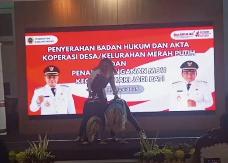 Aksi goyang Trio Serigala di Pendopo Kabupaten Pati pada Senin malam, 9 Juni 2025. (Facebook Rembang Bersuara/Lingkar.news)