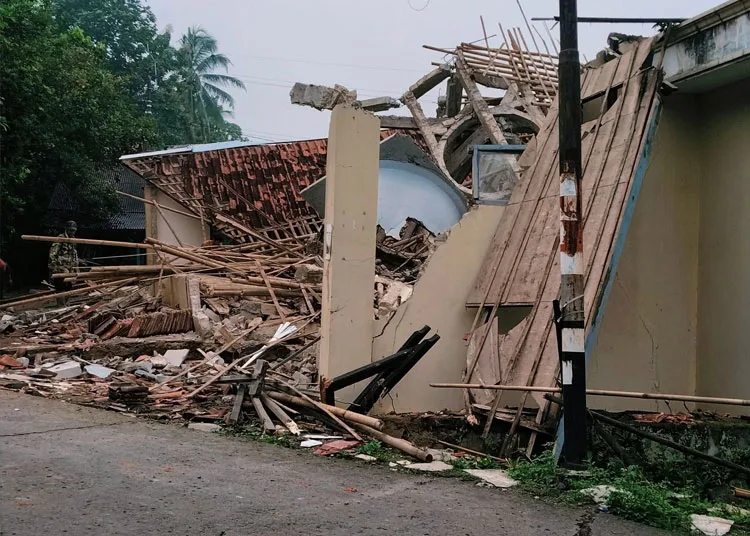 Rumah Roboh Akibat Tanah Gerak