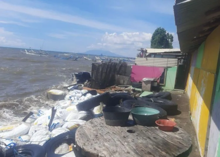 Rumah warga Desa Landangan, Kecamatan Kapongan, Situbondo, rusak diterjang gelombang pasang. (Antara)