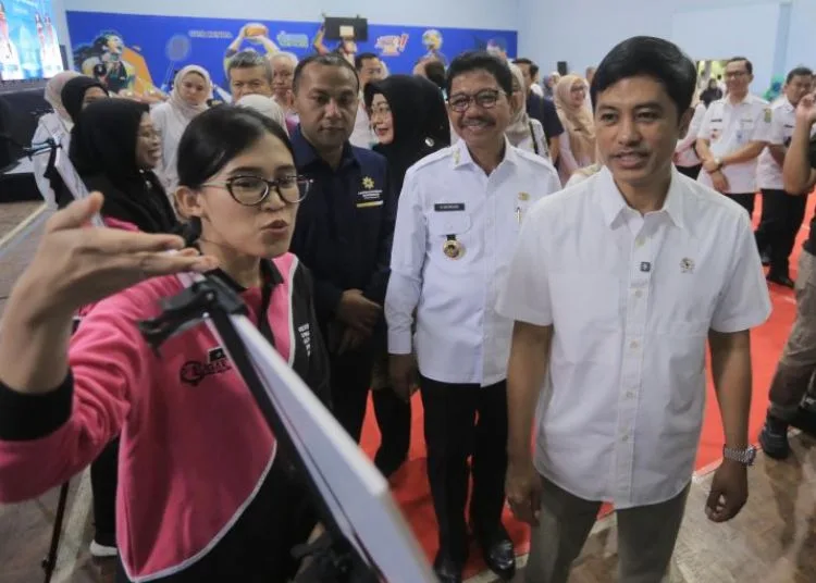 Wakil Menteri Kesehatan Dante Saksono Harbuwono (depan) didampingi Wali Kota Sachrudin (belakang) saat berbincang dengan kader terkait program eliminsasi TBC dalam acara Gerakan Bersama Kelurahan Siaga TBC Kota Tangerang di GOR Kecamatan Benda, Rabu, 18 Juni 2025. (Antara)