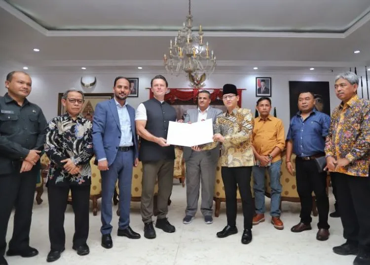 Penandatanganan perjanjian sewa lahan antara Pemkab Trenggalek dan investor di Pendopo Manggala Praja Nugraha, Trenggalek, Jatim, Jumat, 13 Juni 2025. (Antara)