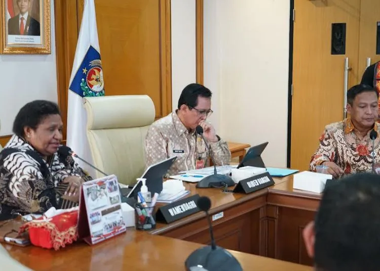 Wakil Menteri Dalam Negeri Ribka Haluk, saat rapat Tindak Lanjut Pandangan dan Saran atas Laporan Monitoring DPD RI di Kemendagri, Jakarta, Jumat, 13 Juni 2025. (Puspen Kemendagri)