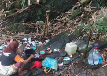 Kekeringan, Warga Cilegon Andalkan Mata Air di Hutan