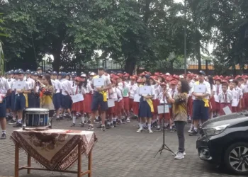 Hari Pertama MPLS, Gerakan Ayah Antar Anak ke Sekolah Digencarkan