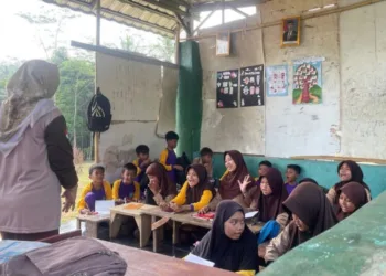 Kekurangan Ruang Kelas, Siswa MI di Lebak Banten Terpaksa Belajar di Gubuk