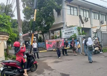 2 SMA di Tangsel Disegel Paksa Orang Tua, Ada Apa?