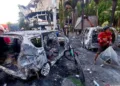 Ironis! Warga Jarah Barang Kantor DPRD Kota Makassar Usai Dibakar