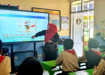 Netizen Kritik Kemendikdasmen Bagi-Bagi Smart Board ke SMP Negeri/Swasta
