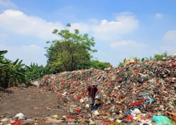 Warga Keluhkan Tumpukan Sampah di Cakung Jaktim Luber ke Jalan