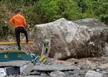 Batu Besar Longsor Timpa Pembatas Jalan di Bantul, Pengguna Jalan Diminta Waspada
