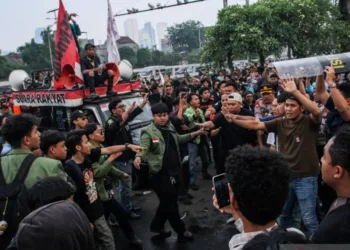 Demo di Depan DPR Memanas, Rapat Dewan Tetap Berlangsung