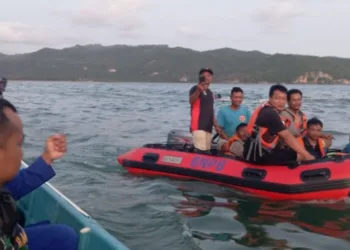 Terombang-ambing di Teluk Pacitan, 3 ABK Berhasil Diselamatkan