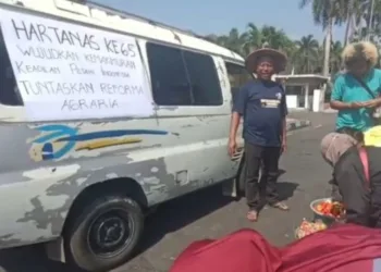 Petani di Jember Tuntut Reforma Agraria Sambil Bagi-Bagi Sayur