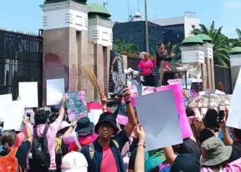 Sambil Bawa Sapu Lidi, Aliansi Perempuan Demo di DPR Tuntut Hentikan Kekerasan