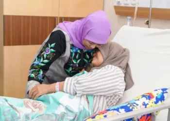 Khofifah Jenguk dan Salurkan Santunan untuk Korban Kecelakaan Maut di Bromo
