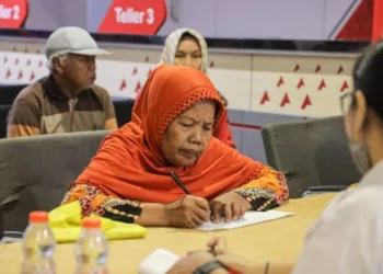 Ratusan Lansia di Kediri Terima Bansos PKH Plus Rp500 Ribu