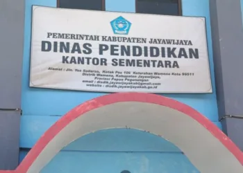 5 SMA di Jayawijaya Terima Smartboard dari Kemendikdasmen