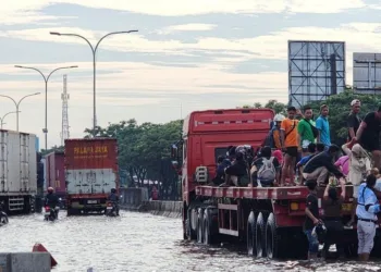 Hujan Deras, Banjir Masih Genangi Jalan Pantura Semarang pada Kamis Pagi