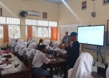 Mendikdasmen Monitor Penerapan Smartboard di SMK 1 Kudus