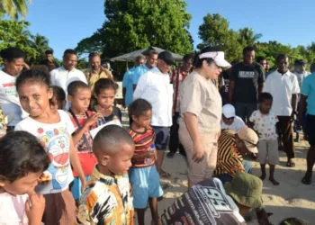 Warga dan Pemkab Biak Lepas Anak Penyu di Pulau Sasari Anobo