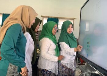 278 Sekolah di Kudus Sudah Terima Bantuan Smartboard