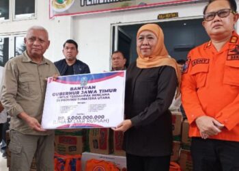 Khofifah Serahkan Bantuan Logistik Senilai Rp5 Miliar untuk Korban Banjir Sumut 14 Khofifah Serahkan Bantuan Logistik Senilai Rp5 Miliar untuk Korban Banjir Sumut