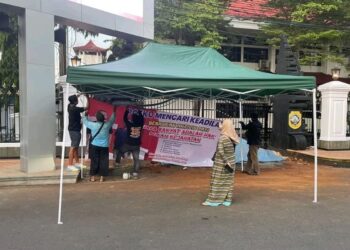 MPK Dirikan Posko Dukung Botok Cs Berakhir Dibongkar, Satpol PP: Langgar Perda 4 MPK Dirikan Posko Dukung Botok Cs Berakhir Dibongkar, Satpol PP: Langgar Perda