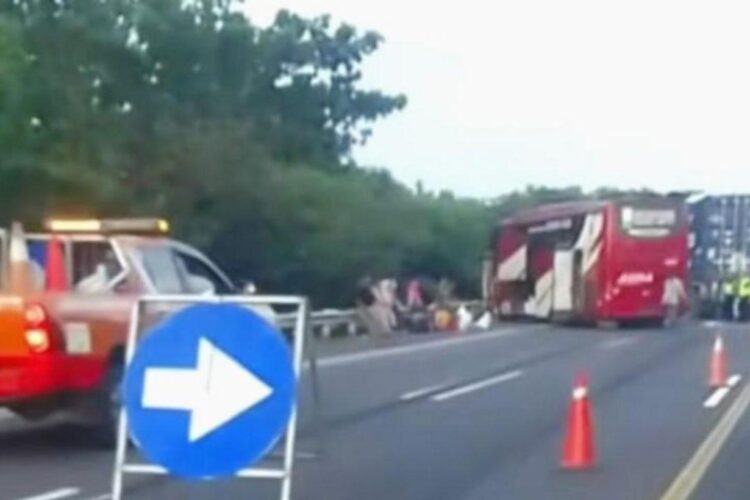 Kecelakaan Beruntun Libatkan 4 Kendaraan di Tol Cipali Arah Jakarta 1 Tangkap Layar Video kecelakaan beruntun di jalan Tol Cipali. (Antara)