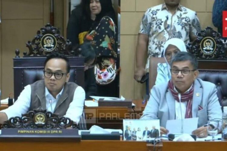 Korlantas Polri Diusulkan Naik Status Jadi Badan Lalu Lintas 1 Wakil Ketua Komisi III DPR RI Rano Alfath (kiri) dan anggota Komisi III DPR RI Hinca Panjaitan (kanan) berbicara dalam rapat antara Komisi III DPR RI dengan Korlantas Polri di Gedung Parlemen, Jakarta, Kamis, 27 November 2025. (YouTube DPR RI)