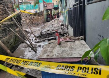 Tembok Sekolah Setinggi 3 Meter di Palmerah Roboh, Rumah hingga Motor Tertimbun