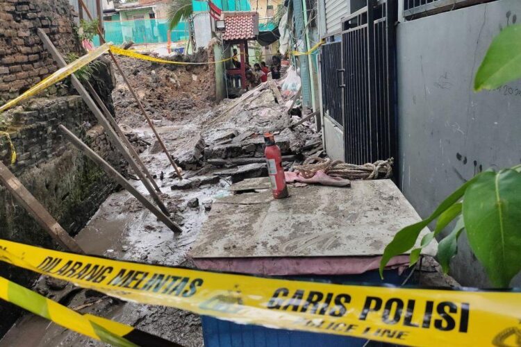 Garis polisi terpasang di sekeliling lokasi robohnya tembok pembatas sekolah SDN
01 dan SDN 02 serta SMPN 130 di Kelurahan Kota Bambu Utara, Palmerah, Jakarta
Barat, Jumat, 21 November 2025. (Antara)