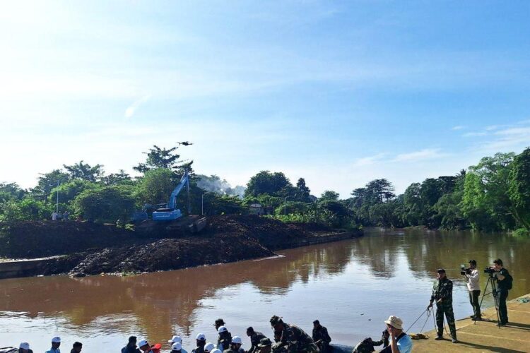 Kondisi Sungai Ciliwung saat dilakukan kegiatan bersih dan sehat dalam rangka
pembukaan kegiatan Hari Bakti ke-80 Kementerian Pekerjaan Umum (PU) di Jakarta,
Jumat, 21 November 2025. (Antara)