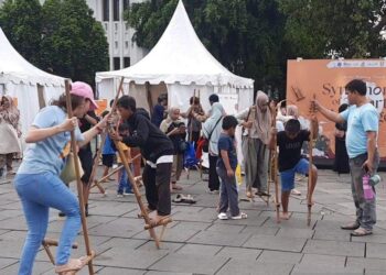 Mainan Egrang Ramaikan Hari Angklung Sedunia ke-15 di Kota Tua Jakarta