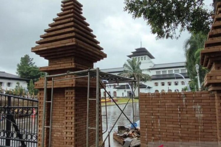 DPRD Jabar Soroti Ironi Anggaran Gapura Gedung Sate dan Minimnya Pelestarian Situs 1 Gapura atau pilar vergaya candi bentar di salah satu gerbang Gedung Sate Bandung
yang yang tengah dilakukan revitalisasi. (ANTARA/Ricky Prayoga)